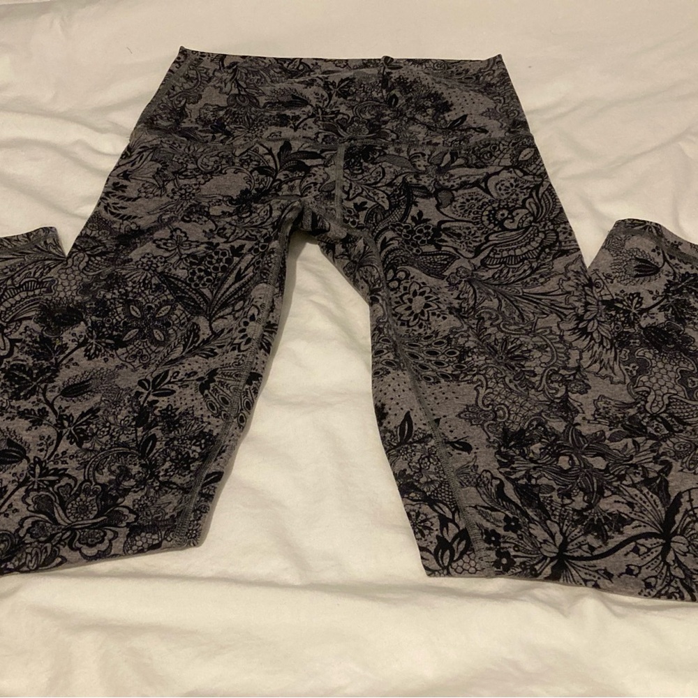 Fleo El Toro leggings. Size Medium.
